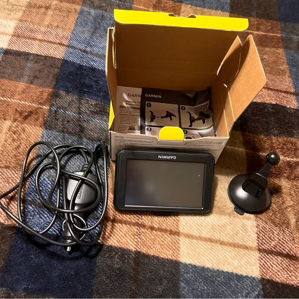 NWT Vintage Garmin GPS Navigation System with Accessories for vehicle use
